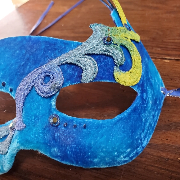 Cirque Du Soleil Mask - Picture 5 of 9